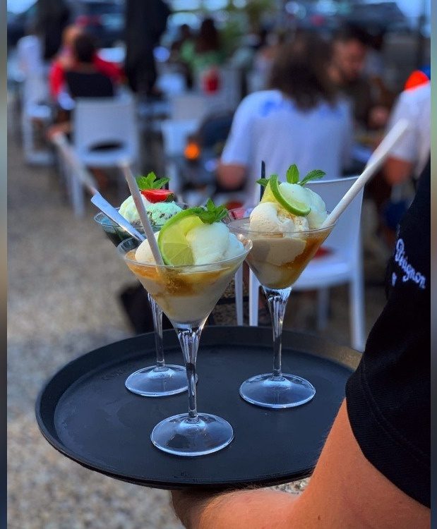 Un plateau de cocktails servi en terrasse